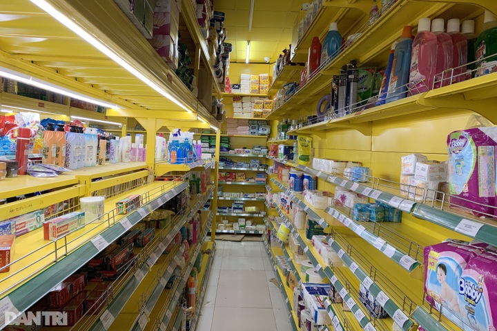 People rush to buy food and medicines in HCM City - 3