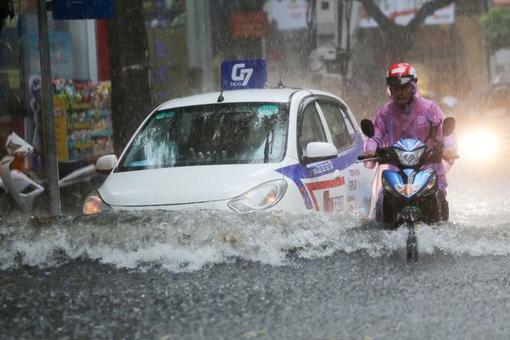 Downpour floods Hanoi streets - 3