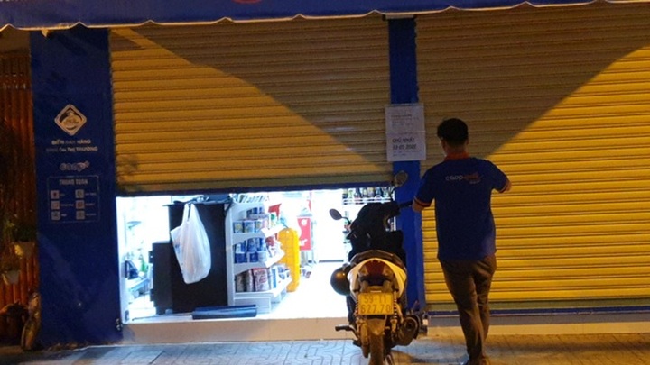 Building blocked in HCM City after resident reinfected with virus - 3 Building blocked in HCM City after resident reinfected with virus - 3