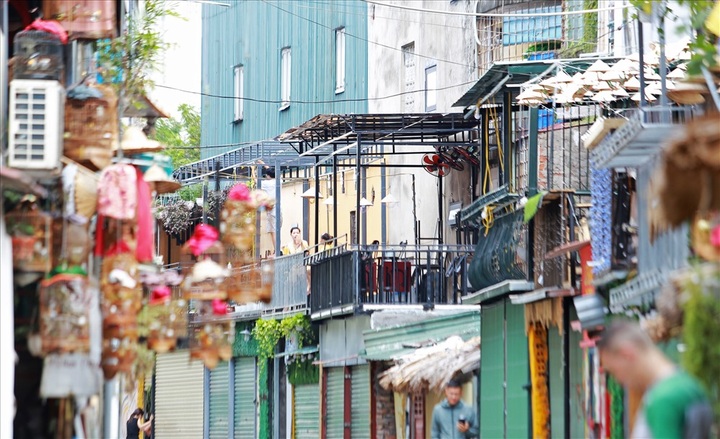 Hanoi railway street becomes quiet following service ban - 5