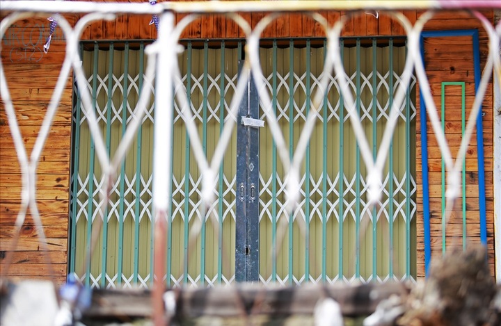 Hanoi railway street becomes quiet following service ban - 4