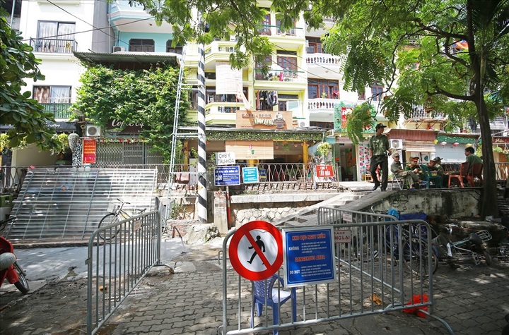 Hanoi railway street becomes quiet following service ban - 6