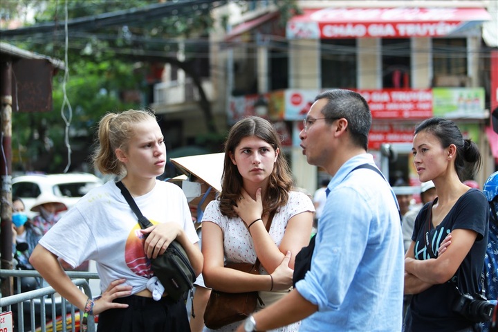 Hanoi railway street becomes quiet following service ban - 8