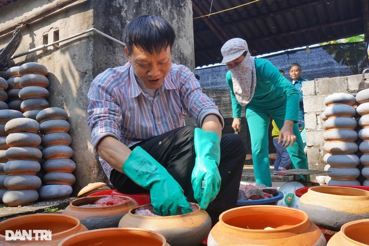 Ha Nam villagers busy preparing braised fish for Tet - 3