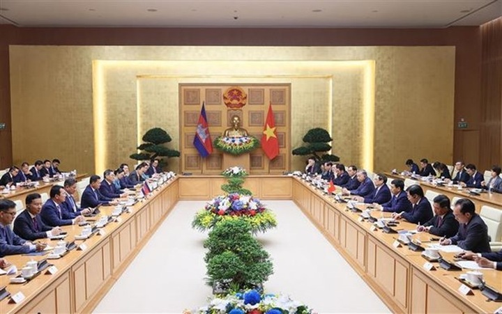 Vietnamese, Cambodian PMs discuss measures to boost bilateral ties - 1