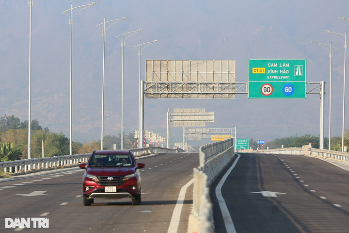 Expressway linking HCM City and Nha Trang opens - 1 Expressway linking HCM City and Nha Trang opens - 1