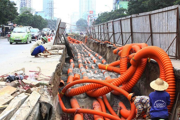 Hanoi slow in putting electrical wire and cables underground - 1