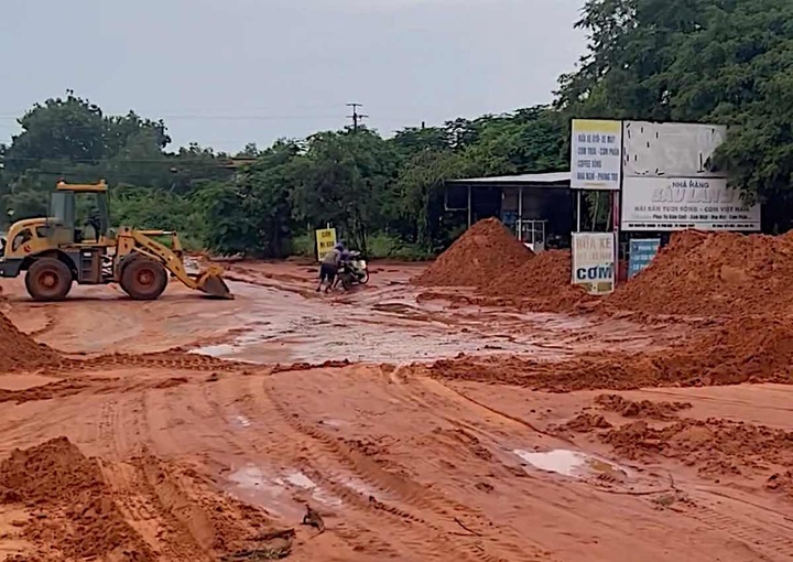 Red sand spills onto Phan Thiet street - 2