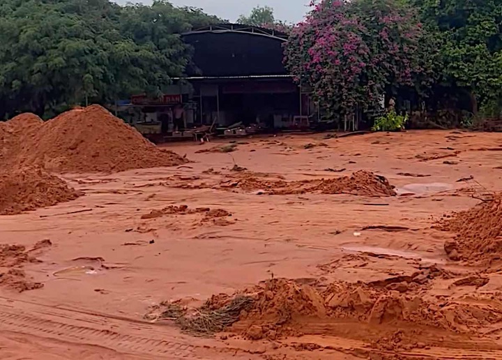 Red sand spills onto Phan Thiet street - 1