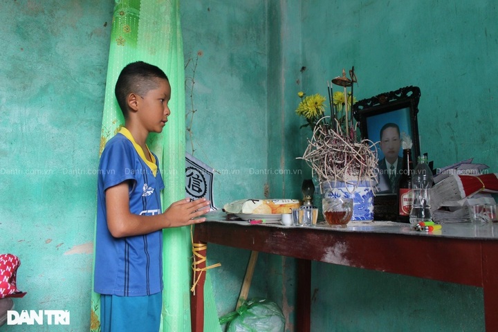 Thanh Hoa boy needs help to support ill grandmother and little sister - 1