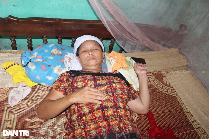 Thanh Hoa boy needs help to support ill grandmother and little sister - 2