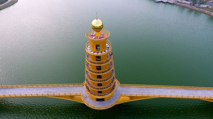 Pedestrian tower bridge in Phu Tho inaugurated - 2