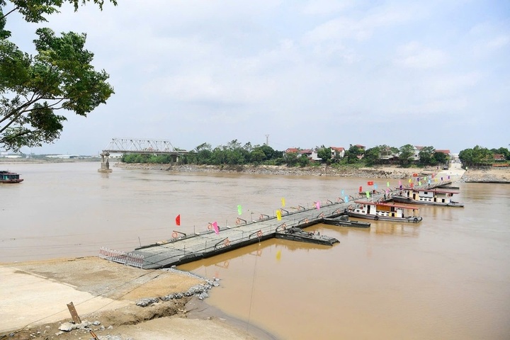 Temporary Phong Chau bridge replaced by military ferry as water rises - 1 Temporary Phong Chau bridge replaced by military ferry as water rises - 1