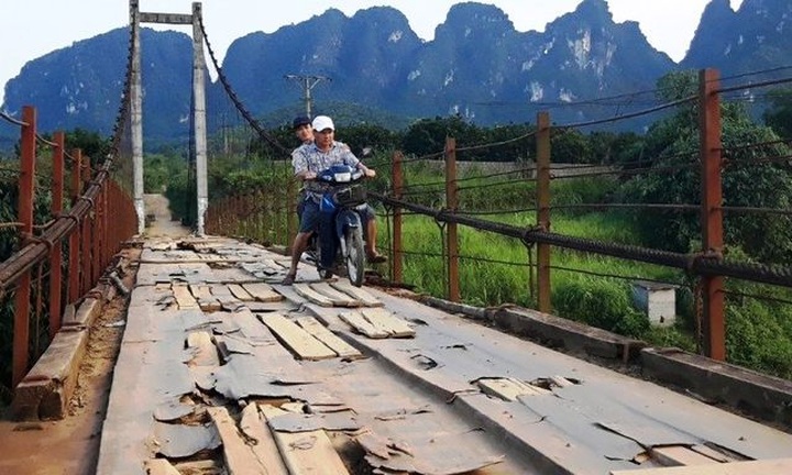 Deteriorated bridge poses deadly risks for poor locals - 4