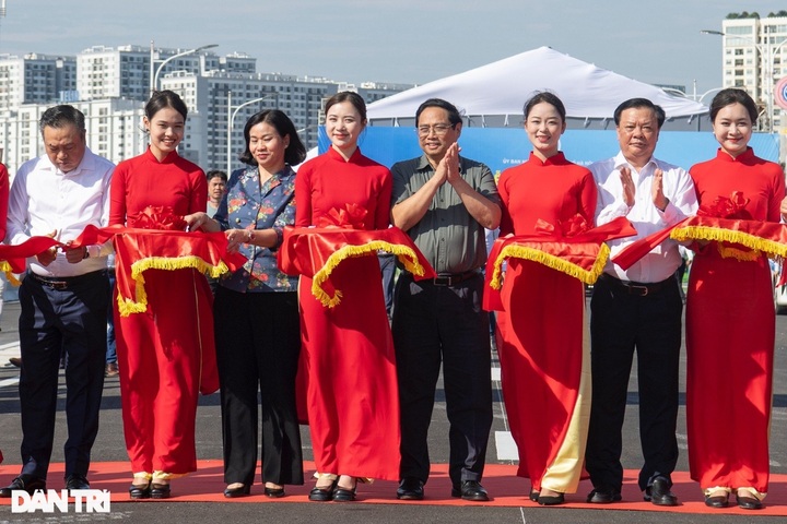 PM Pham Minh Chinh attends opening of largest bridge spanning Red River - 1