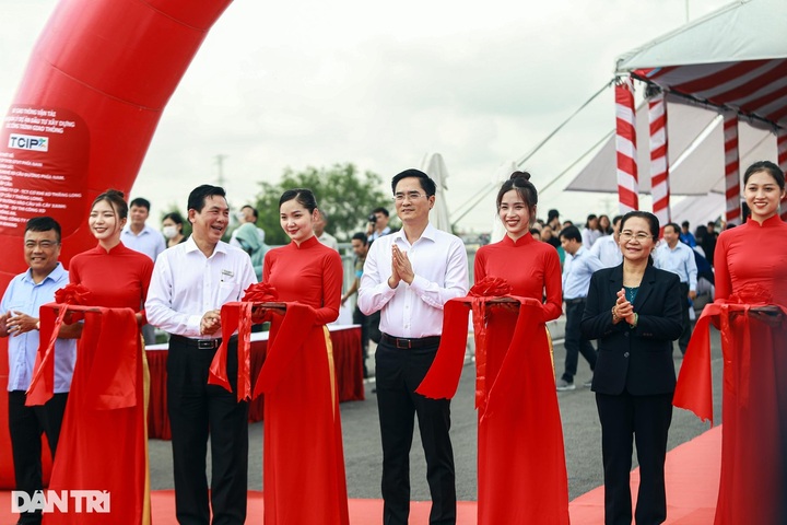 HCM City bridge opens to traffic after two decades of construction - 1