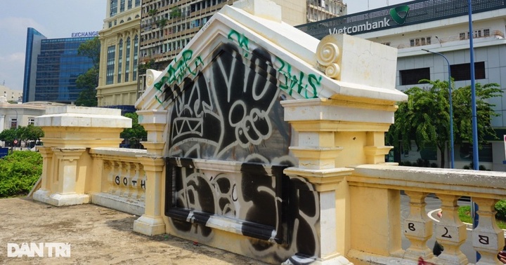 HCM City bridges defaced with graffiti - 7