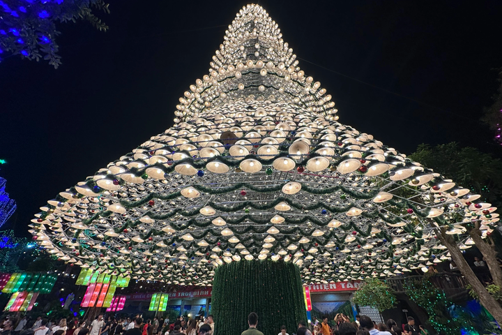 Giant Christmas tree made from thousands of conical hats - 4