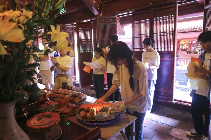 Hanoi students pray for exam luck at Temple of Literature - 2