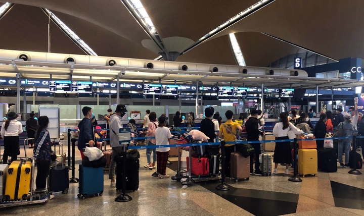 Nearly 250 more Vietnamese citizens return from Malaysia - 1 Nearly 250 more Vietnamese citizens return from Malaysia - 1