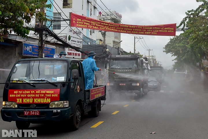Wide-spread anti-virus sterilisation carried out in Ho Chi Minh City - 4