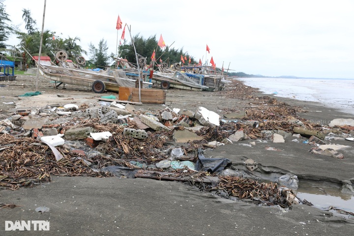 Rubbish blankets Nghe An beaches - 4 Rubbish blankets Nghe An beaches - 4