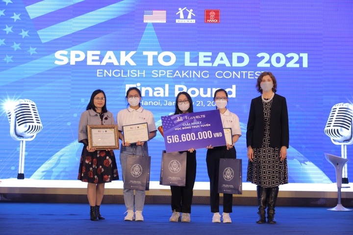 US official congratulates Vietnamese students at English speaking contest - 1 US official congratulates Vietnamese students at English speaking contest - 1
