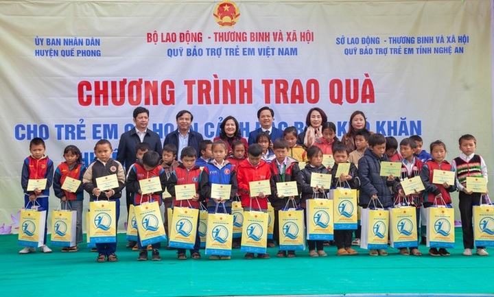 MOLISA deputy minister gives presents to Nghe An people - 2