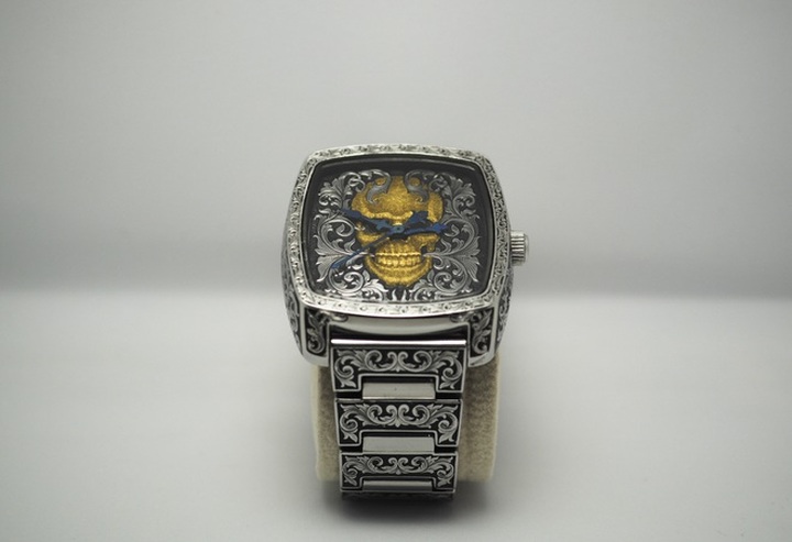 Hanoi man finds passion in watch engraving - 4