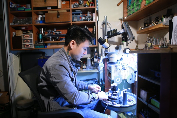 Hanoi man finds passion in watch engraving - 1