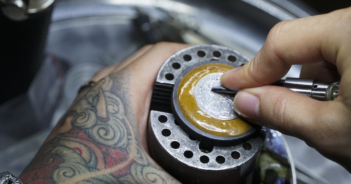 Hanoi man finds passion in watch engraving - 3