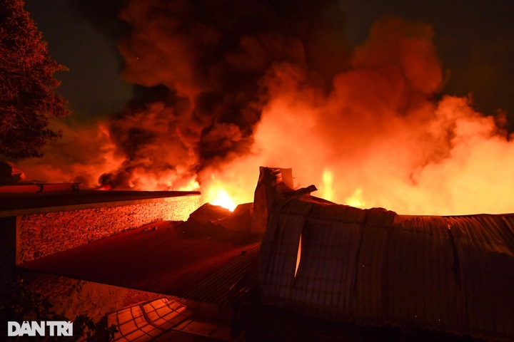 Big cloth warehouse in Hanoi catches fire - 1