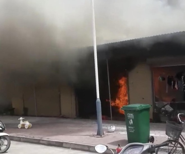 Hai Duong restaurant catches fire, killing one - 1