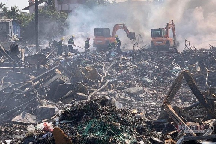 10 households evacuated during Hai Duong company fire - 3