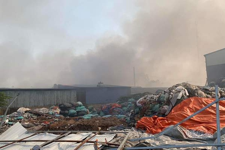 10 households evacuated during Hai Duong company fire - 1