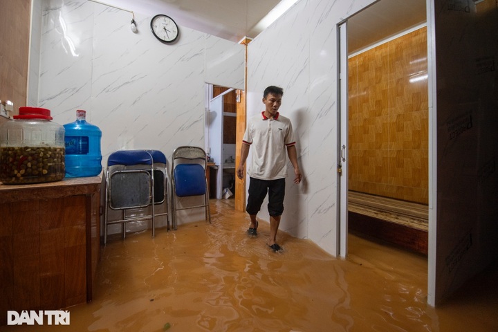 Households under Long Bien Bridge relocated - 8