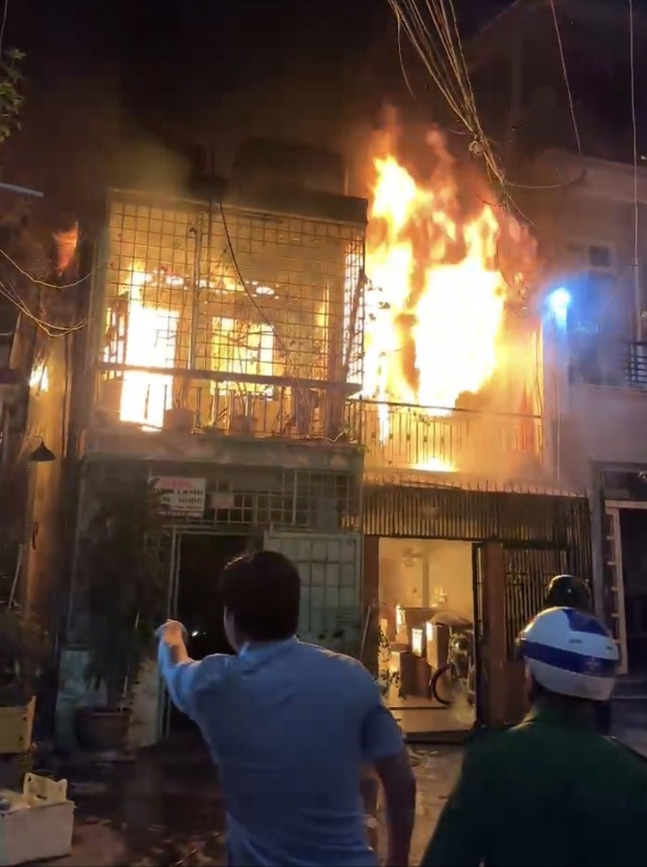 Four killed in HCM City house fire - 1