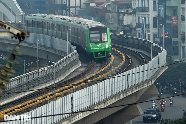 First metro trains put on trial run in Hanoi - 1