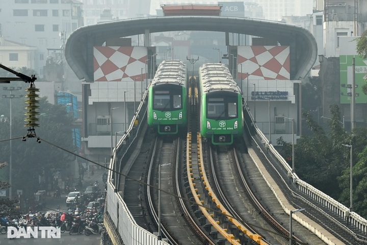First metro trains put on trial run in Hanoi - 4