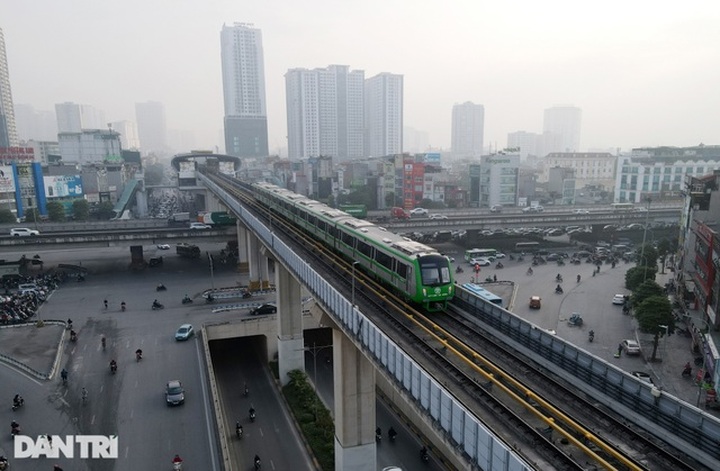 First metro trains put on trial run in Hanoi - 5