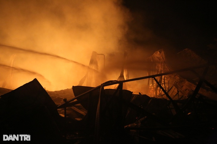 Dong Nai timber store destroyed in blaze - 1