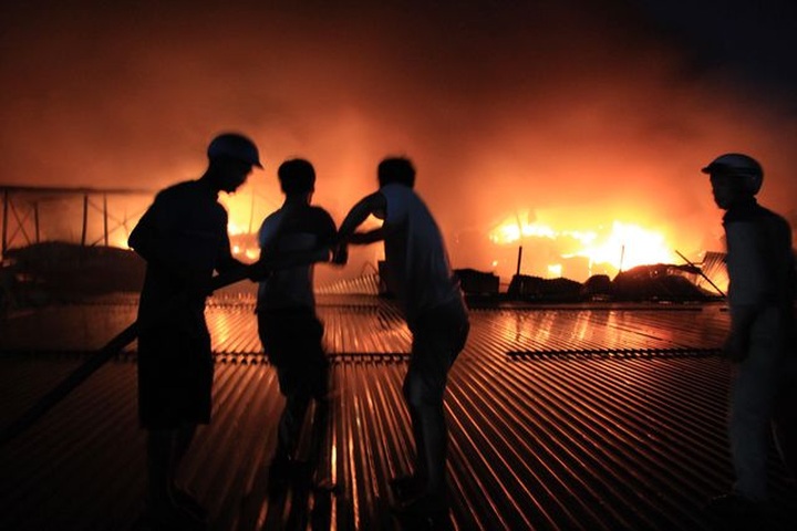 Fire engulfs Hanoi light source firm - 8
