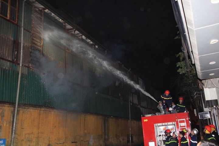 Fire engulfs Hanoi light source firm - 4