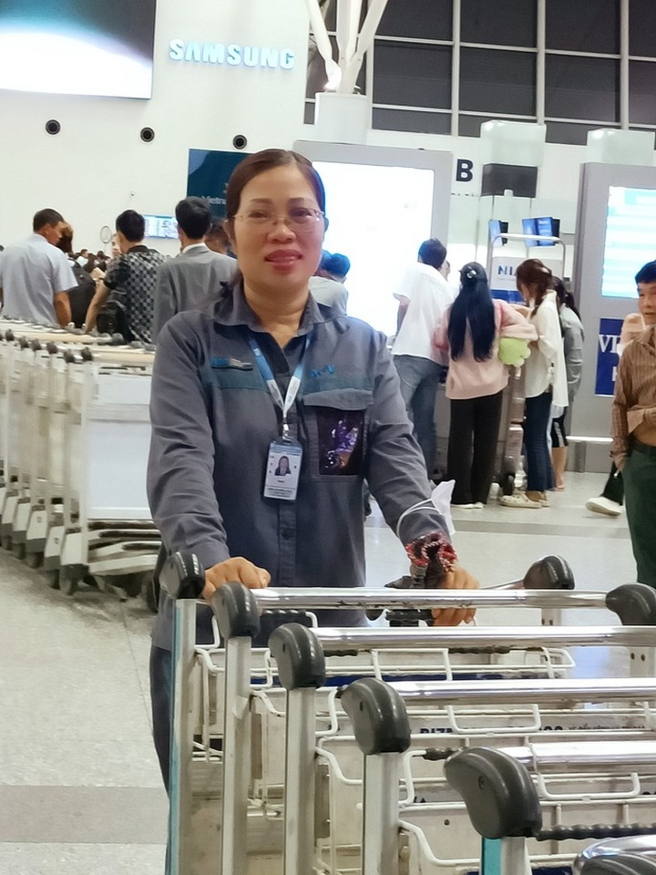 Passenger leaves bag containing EUR 8,000 at Noi Bai Airport - 2 Passenger leaves bag containing EUR 8,000 at Noi Bai Airport - 2