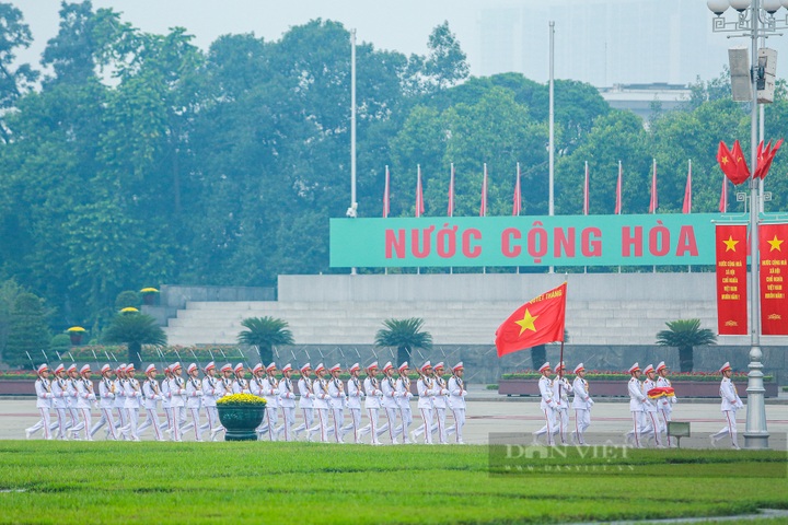 People mark 70th anniversary of capital's liberation - 2 People mark 70th anniversary of capital's liberation - 2
