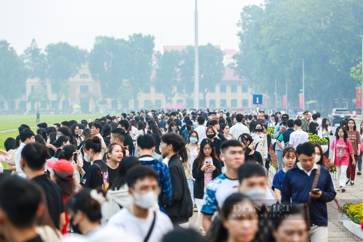 People mark 70th anniversary of capital's liberation - 1 People mark 70th anniversary of capital's liberation - 1