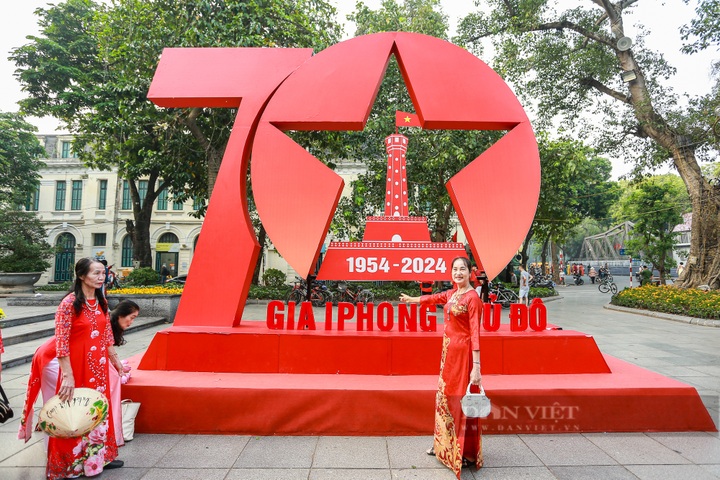 People mark 70th anniversary of capital's liberation - 5 People mark 70th anniversary of capital's liberation - 5