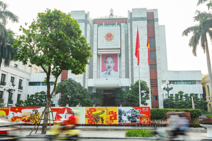 People mark 70th anniversary of capital's liberation - 9 People mark 70th anniversary of capital's liberation - 9