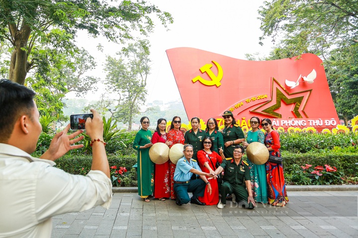 People mark 70th anniversary of capital's liberation - 6 People mark 70th anniversary of capital's liberation - 6