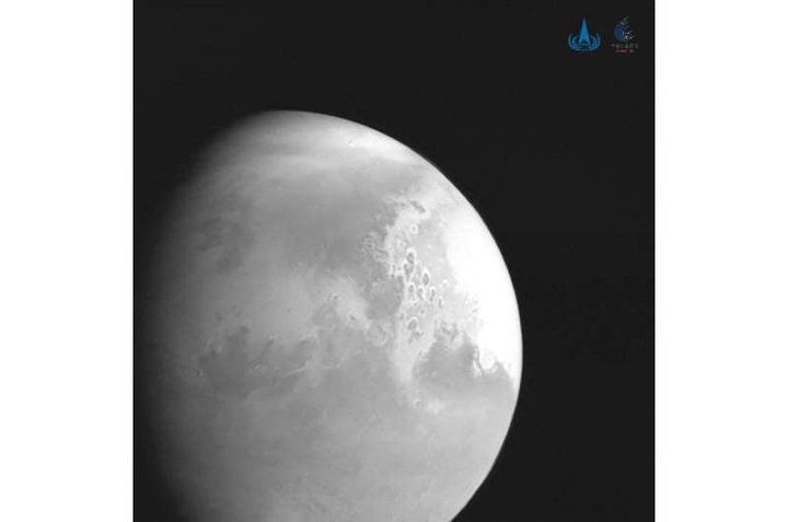 China's space probe sends back its first image of Mars - 1